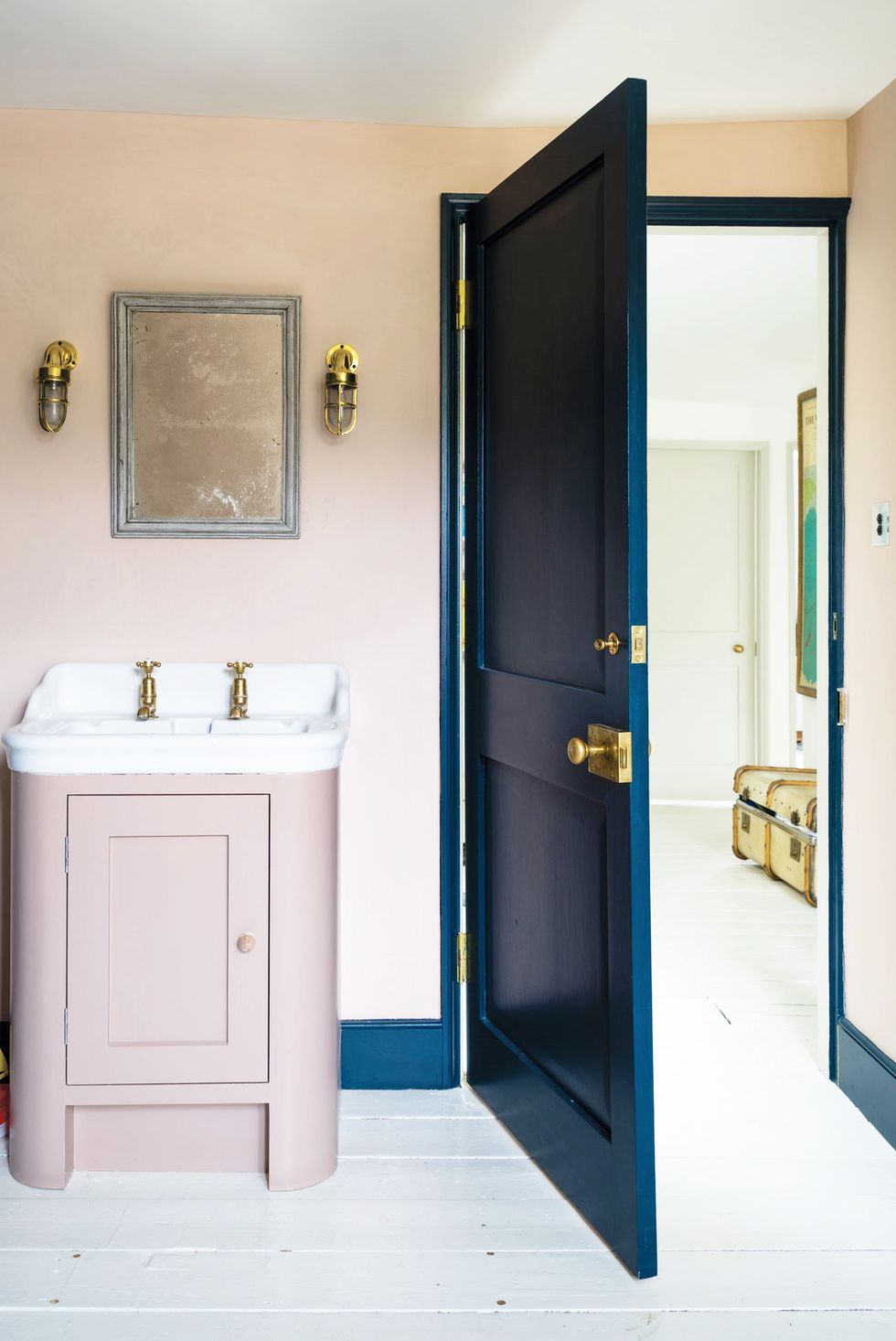 Hình ảnh phòng tắm nhỏ màu hồng tro, cửa vào màu xanh dương