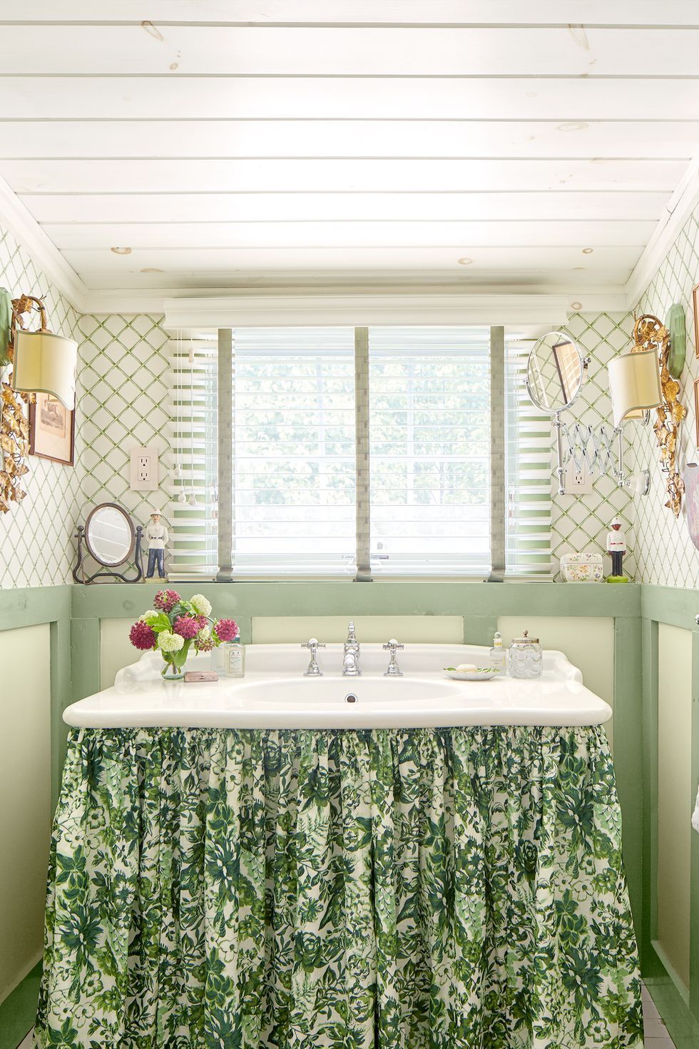 Hình ảnh phòng tắm nhỏ sinh động với rèm vải màu xanh lá nhạt dưới bồn rửa