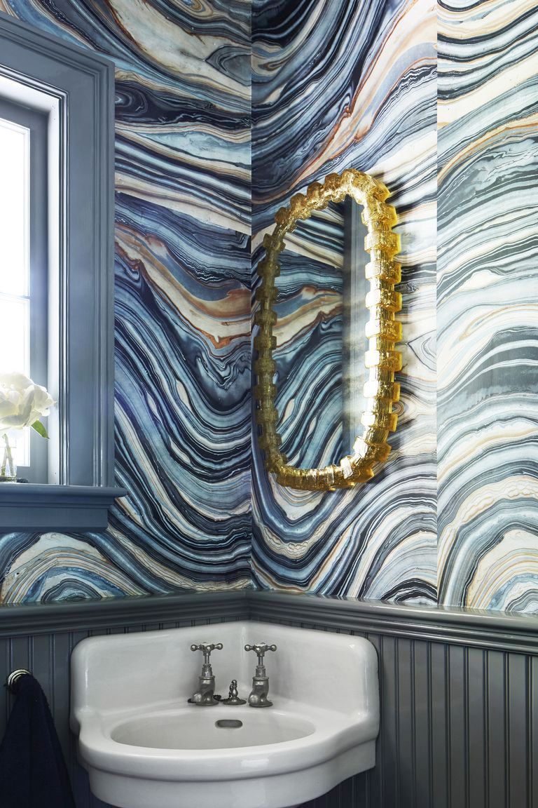 Hình ảnh cận cảnh góc phòng tắm màu xanh xám với tường họa tiết đá cẩm thạch