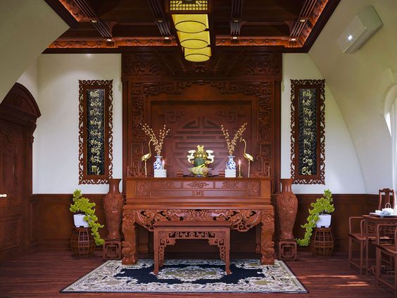 Hình ảnh phòng thờ cúng tôn nghiêm với nội thất gỗ chạm khắc tinh xảo, câu đối hai bên