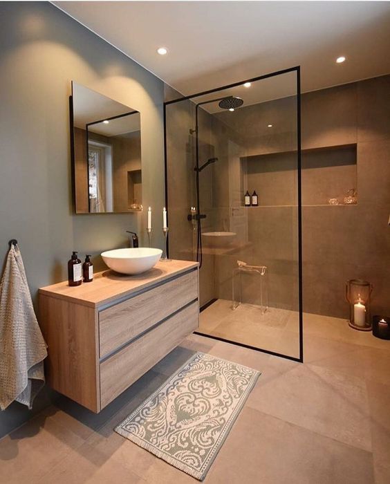 Hình ảnh phòng tắm phong cách tối giản với vách kín phân tách giữa buồng tắm đứng và khu vực vệ sinh trong nhà ống 3 tầng