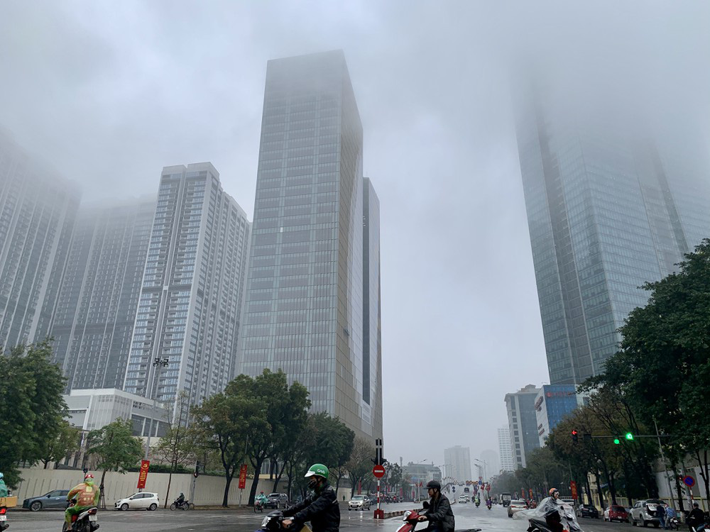 Hình ảnh những tòa nhà cao tầng bị bao phủ trong sương mù