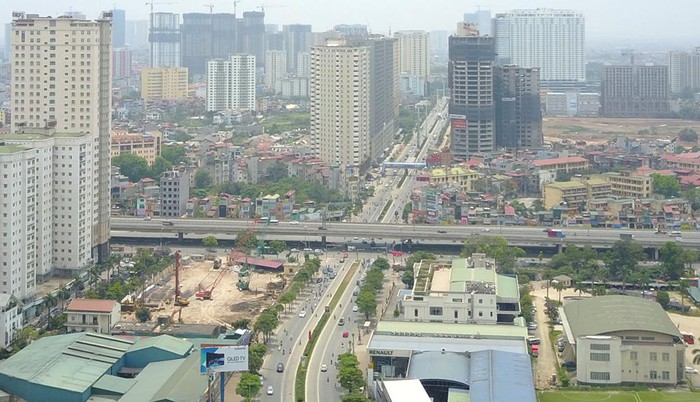 Hình ảnh đường Lê Văn Lương giao cắt Vành đai 3, xung quanh là các tòa nhà cao tầng, khu dân cư thấp tầng xen kẽ