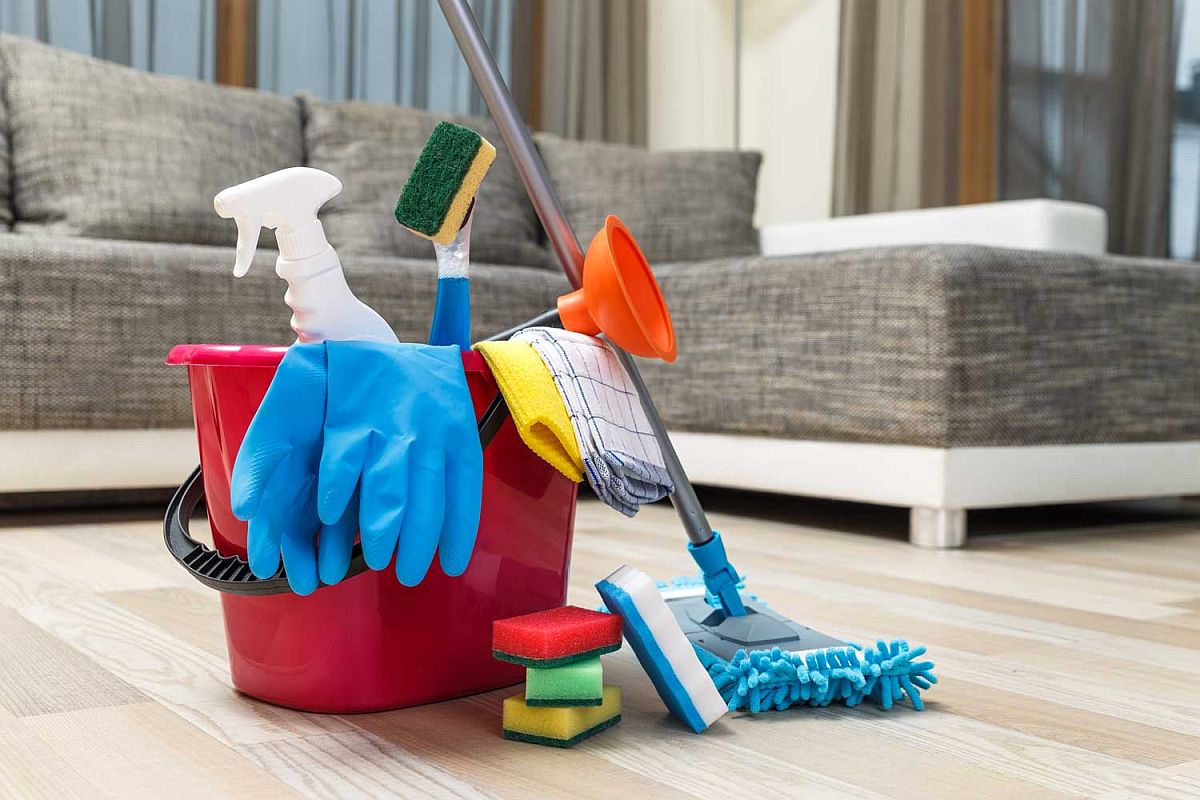 Hình ảnh các dụng cụ vệ sinh làm sạch nhà gồm xô màu đỏ, chổi, miếng bọt biển, bàn chải, găng tay, bình xịt