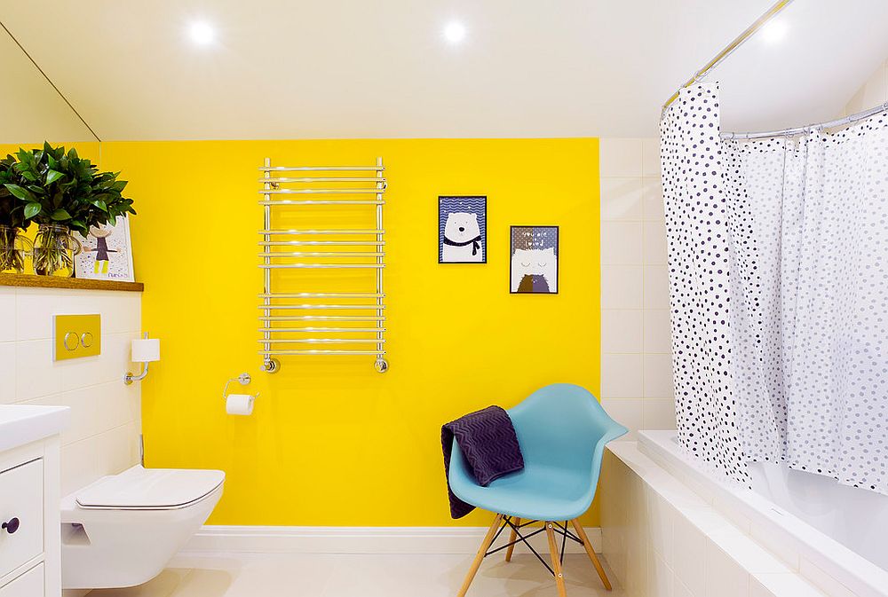 Hình ảnh phòng tắm hiện đại với bức tường màu vàng tạo điểm nhấn, thang để khăn, rèm trắng chấm bị bao quanh bồn tắm, ghế ngồi màu xanh dương