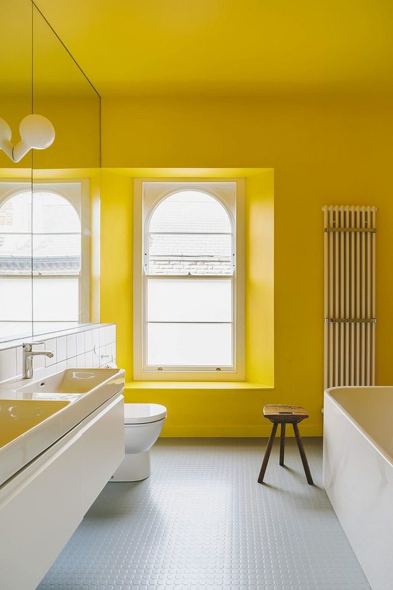 Hình ảnh một góc phòng tắm hiện đại với bức tường cạnh cửa sổ sơn vàng