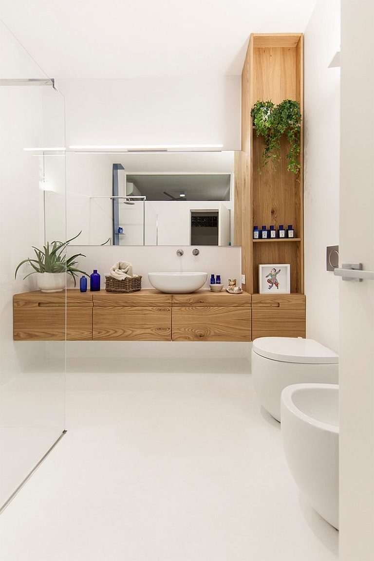 Hình ảnh một góc phòng tắm với kệ gỗ bao quanh gương soi