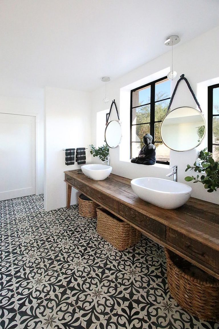 Hình ảnh phòng tắm với kệ gỗ lưu trữ, cửa sổ kính, nền lát gạch họa tiết đen trắng