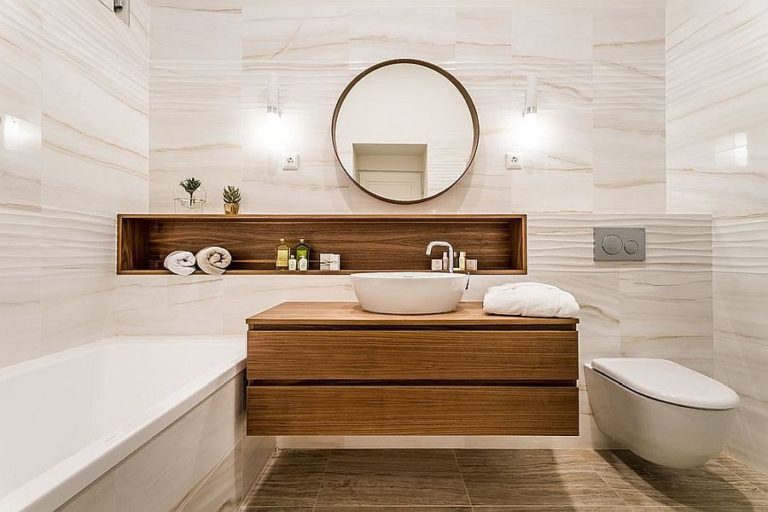 Hình ảnh phòng tắm mùa hè với tường ốp gạch sáng bóng, hốc lưu trữ âm tường, bàn trang điểm bằng gỗ sồi