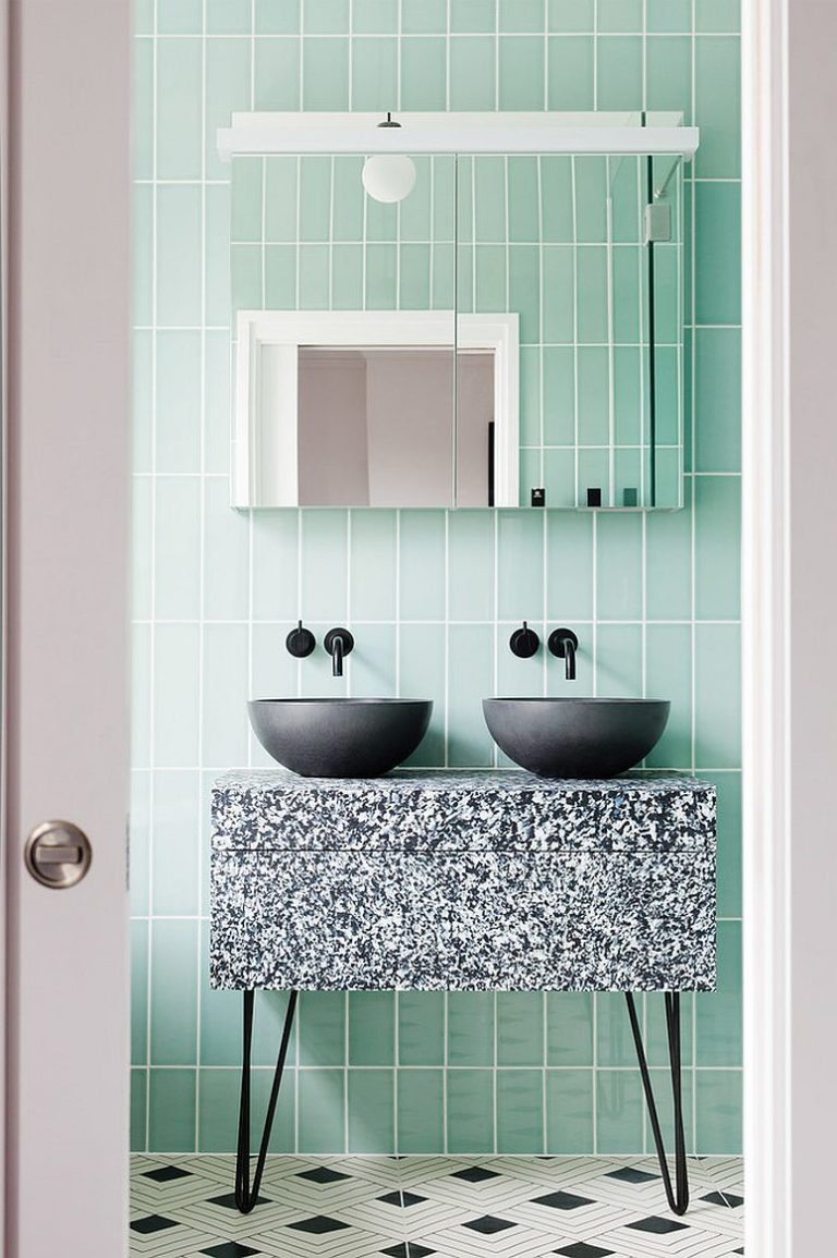 Hình ảnh phòng tắm ốp gạch màu xanh nhạt, bồn rửa đen, bàn đá
