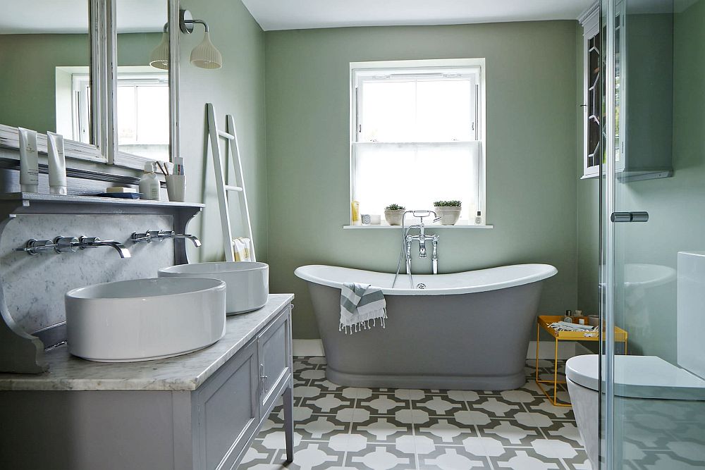 Phòng tắm hiện đại màu xanh pastel với bồn tắm cạnh cửa sổ, bồn rửa đôi màu trắng, thang treo khăn