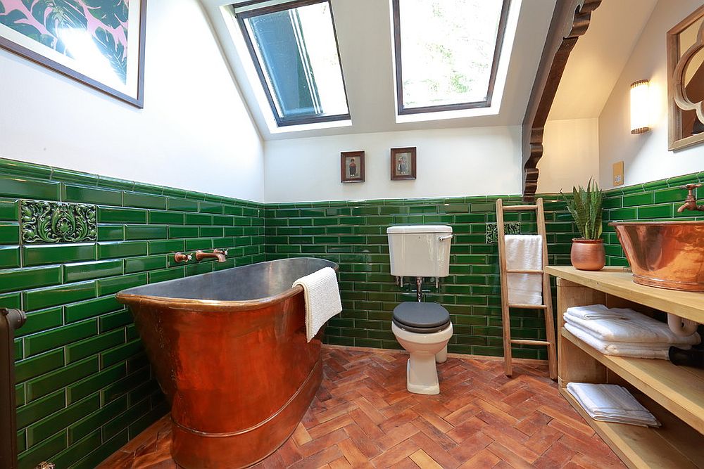 Hình ảnh phòng tắm ấn tượng với gạch ốp màu xanh lá, bồn tắm đồng