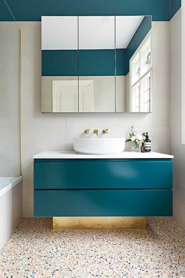 Hình ảnh phòng tắm với tông màu xanh lam đậm tạo điểm nhấn