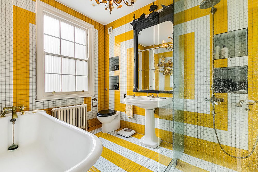 Hình ảnh toàn cảnh phòng tắm với gạch ốp lát màu vàng trắng kết hợp