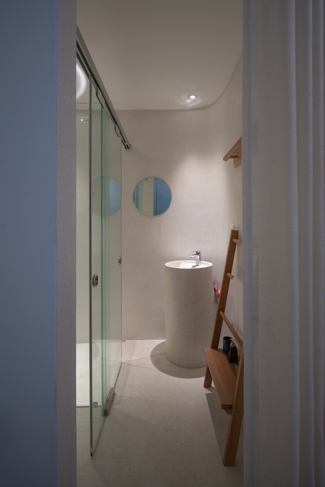 Hình ảnh phòng vệ sinh trong homesay với bồn rửa hình trụ, thang gỗ lưu trữ