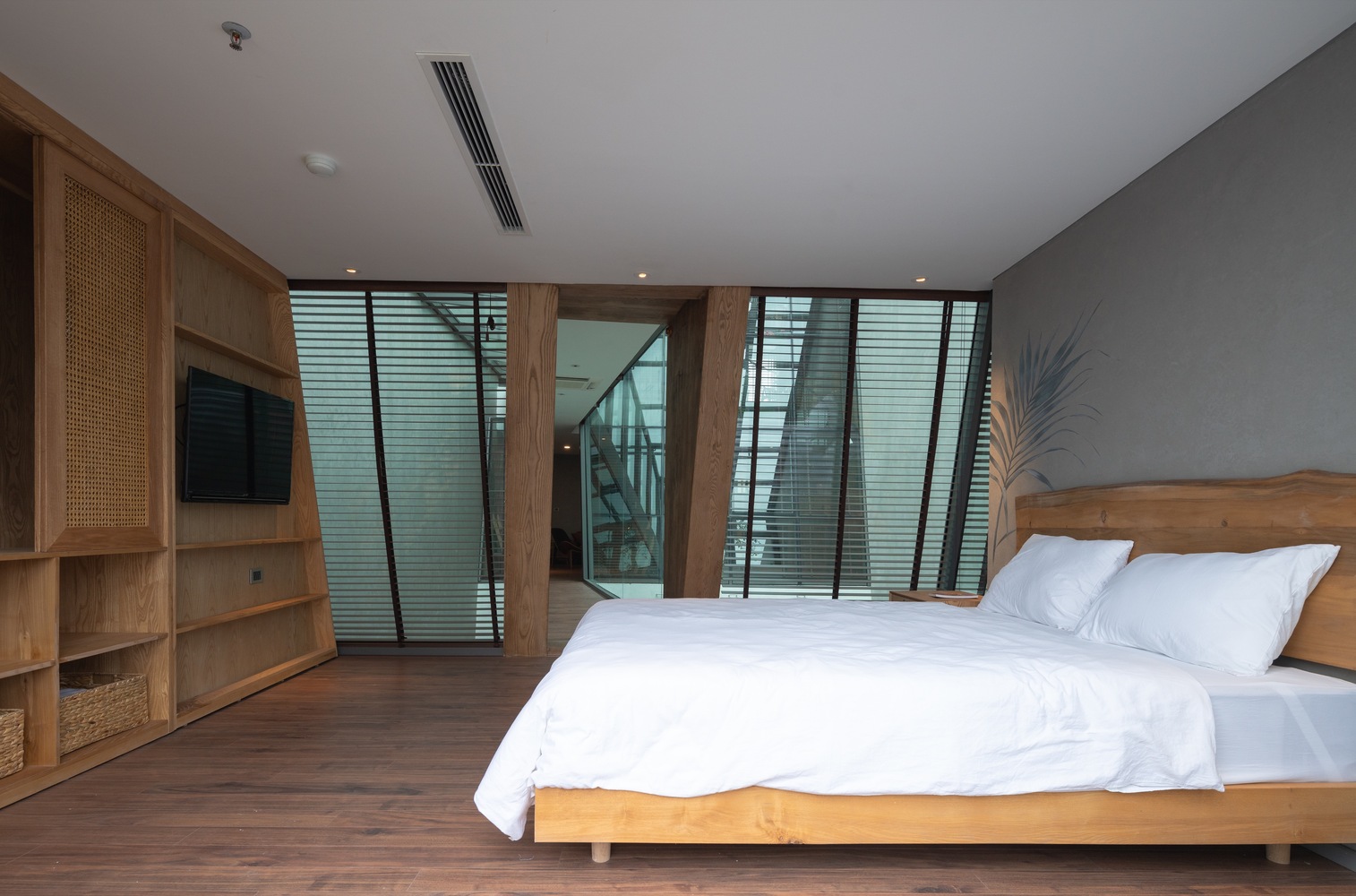 Hình ảnh phòng ngủ rộng rãi, sử dụng nội thất gỗ tự nhiên trong homestay