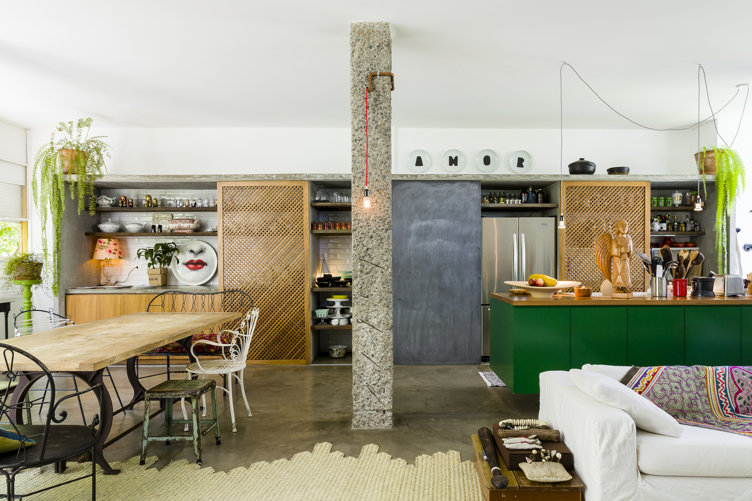 Hình ảnh phòng bếp, bàn ăn và phòng khách được thiết kế liên thông trong cùng một không gian