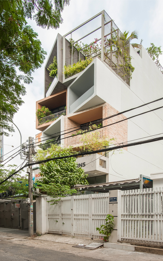 Hình ảnh cận cảnh mặt tiền nhà Sài Gòn với các khối hộp bằng gạch, bê tông trồng cây xanh.
