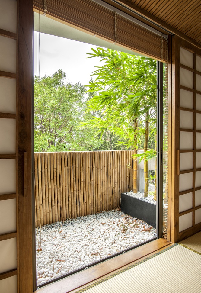 Hình ảnh cận cảnh góc vườn khô rải sỏi trắng, tre vàng đậm chất truyền thống Nhật Bản