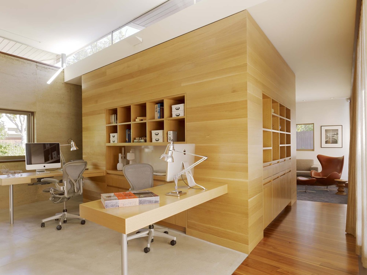 Hình ảnh văn phòng tại nhà ấn tượng với khối gỗ trung tâm kết nối 2 bàn