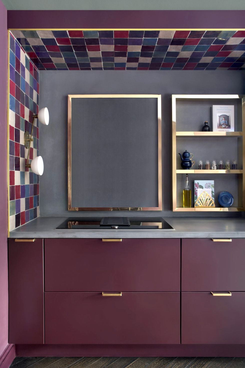 Hình ảnh một góc phòng bếp với tủ màu tím, kệ kim loại, sơn tường than chì và trần ốp gạch màu sắc