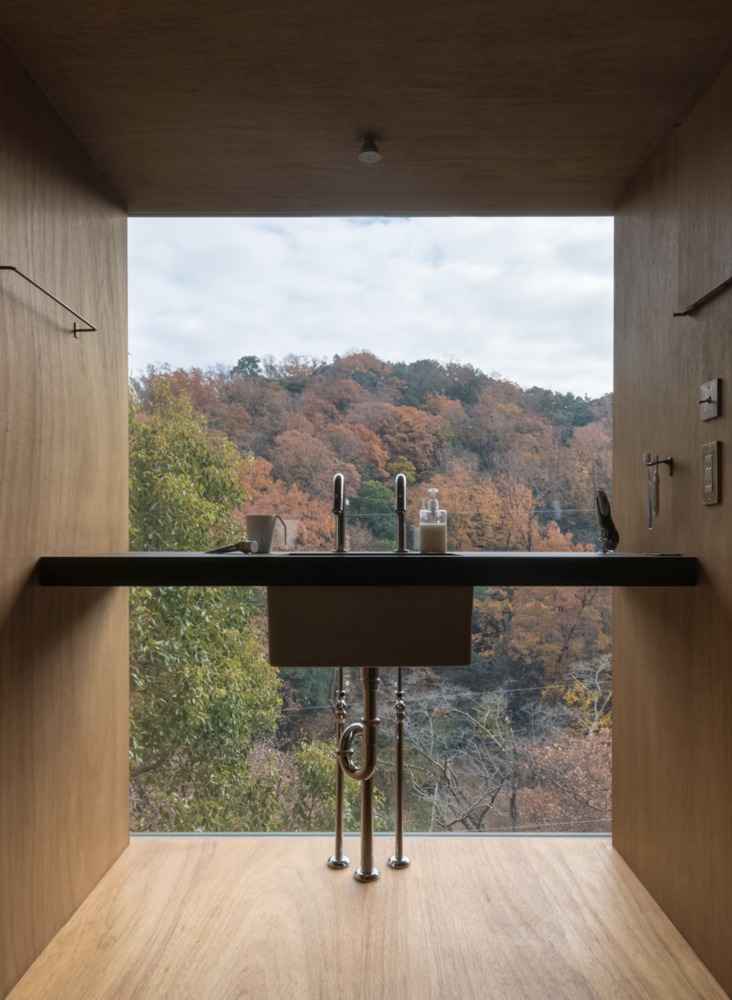Hình ảnh phòng vệ sinh nhà 3 tầng với thiết kế mở độc đáo, nhìn ra cảnh quan núi rừng
