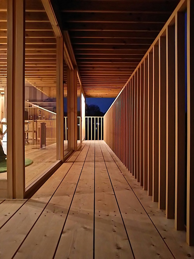 Hình ảnh bên trong nhà 3 tầng ở Nhật với hệ thống cột và dầm gỗ
