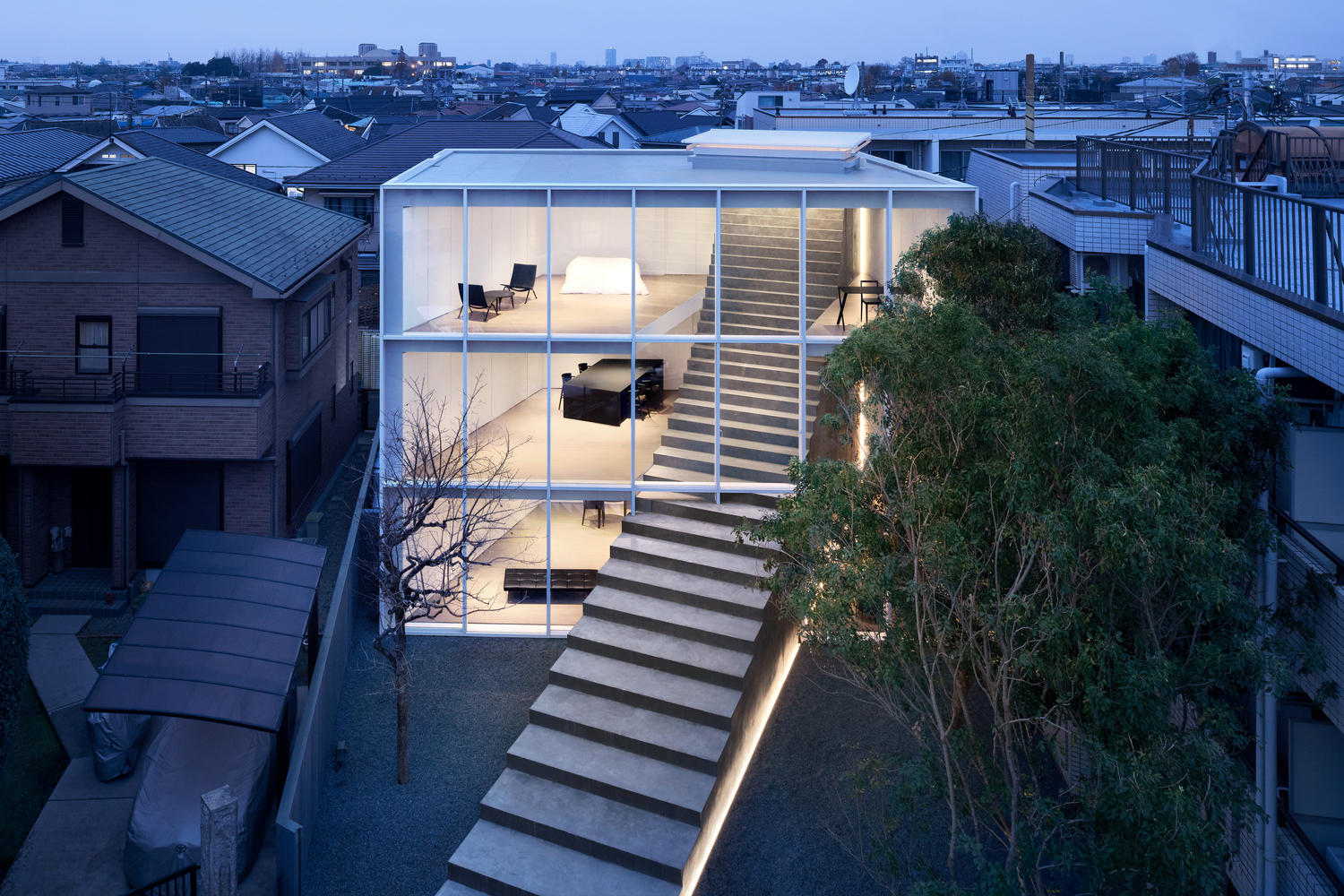 Độc đáo ngôi nhà ở Nhật với cầu thang đâm thẳng ra đường