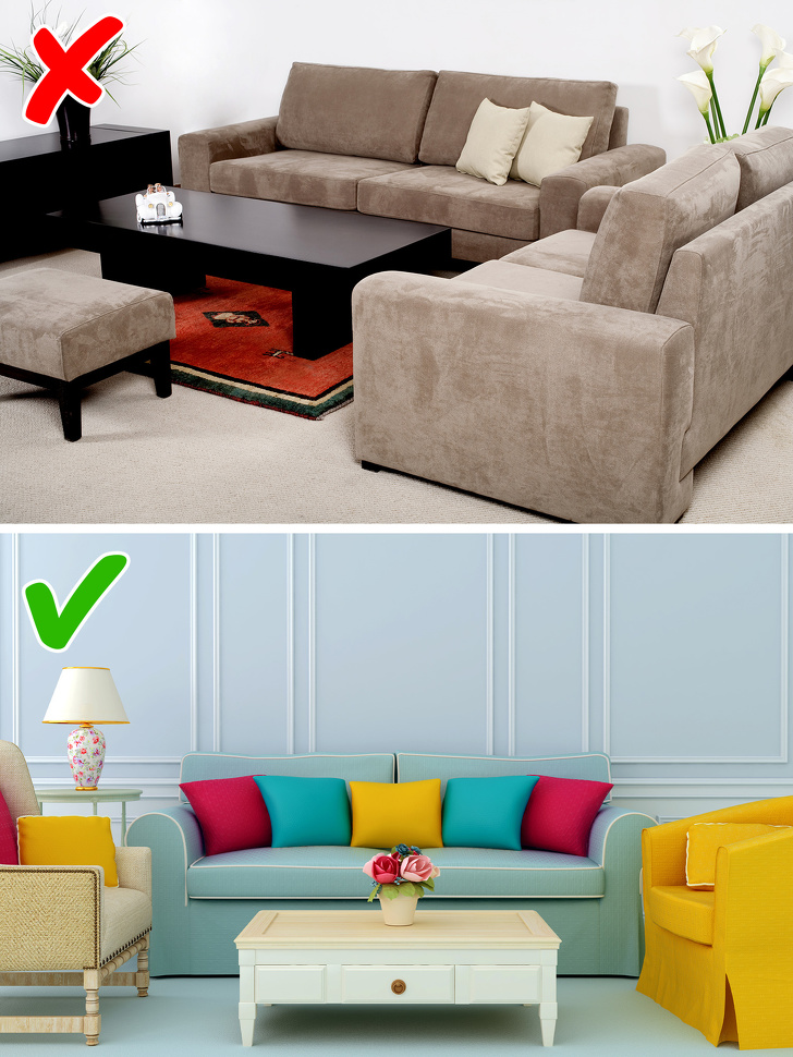 Hình ảnh phòng khách đẹp nhiều màu sắc với sofa xanh lam, ghế bành vàng, bàn trà trắng, lọ hoa trang trí