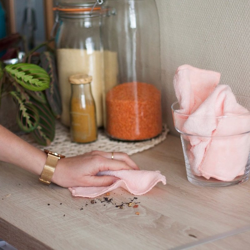 Hình ảnh thức ăn vụ trên bàn được lau sạch bởi khăn vải hồng ẩm