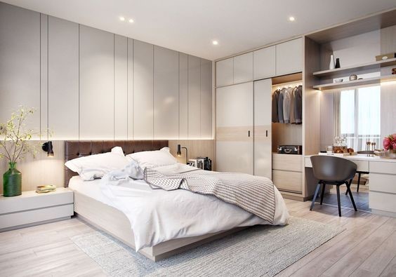 Không gian phòng ngủ master rộng rãi, đầy đủ tiện nghi với hệ tủ quần áo và bàn trang điểm/làm việc tạo thành một khối thống nhất.