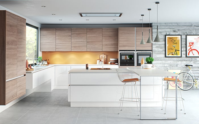 Hình ảnh mẫu phòng bếp phong cách hiện đại với đèn chiếu sáng ánh sáng vàng ấm áp
