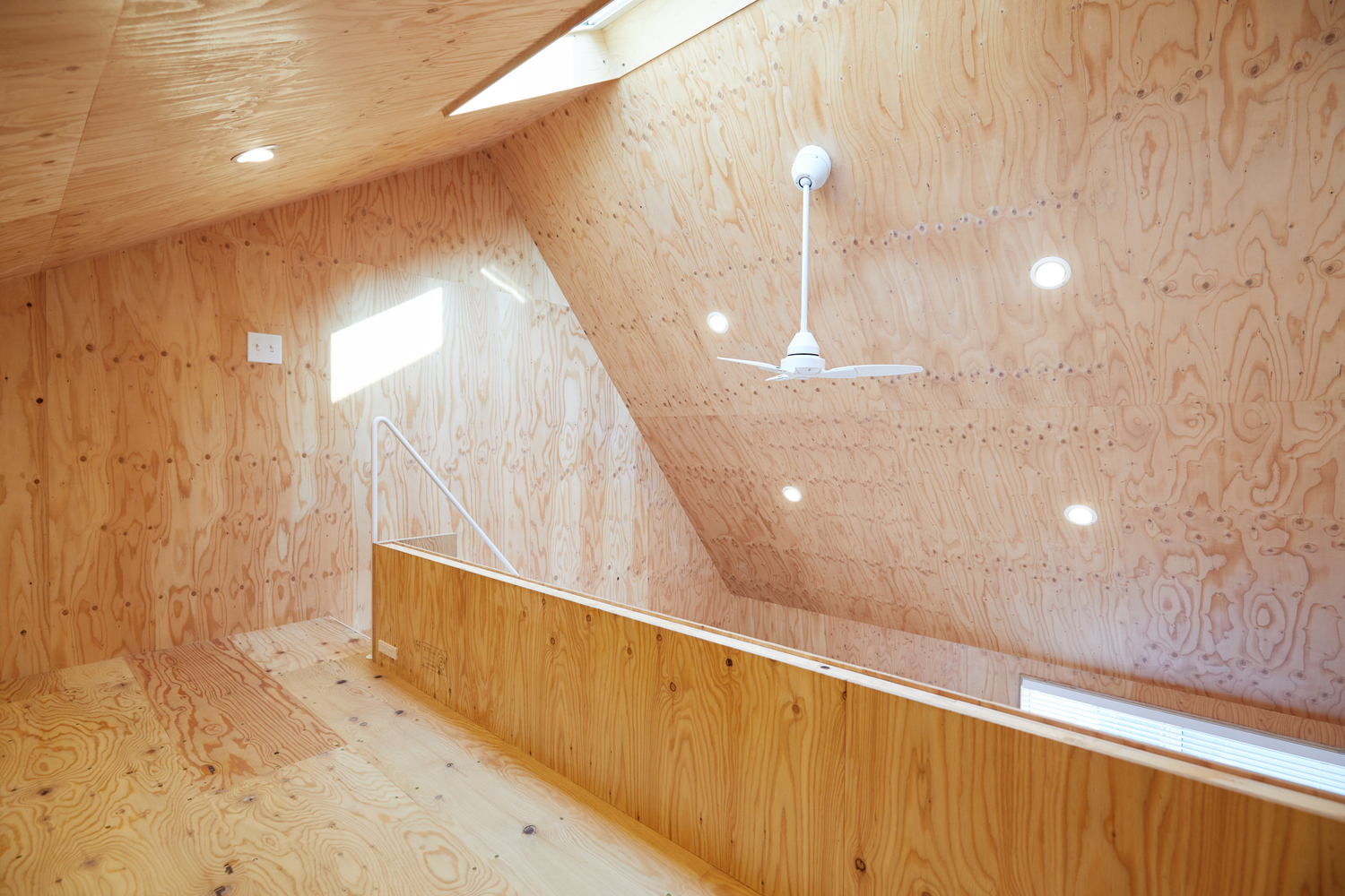 Hình ảnh cận cảnh trần nhà ốp gỗ, ốp đèn ầm trần