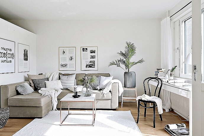 Hình ảnh phòng khách đơn giản với gam màu xám, trắng, tranh treo tường đen trắng đẹp mắt
