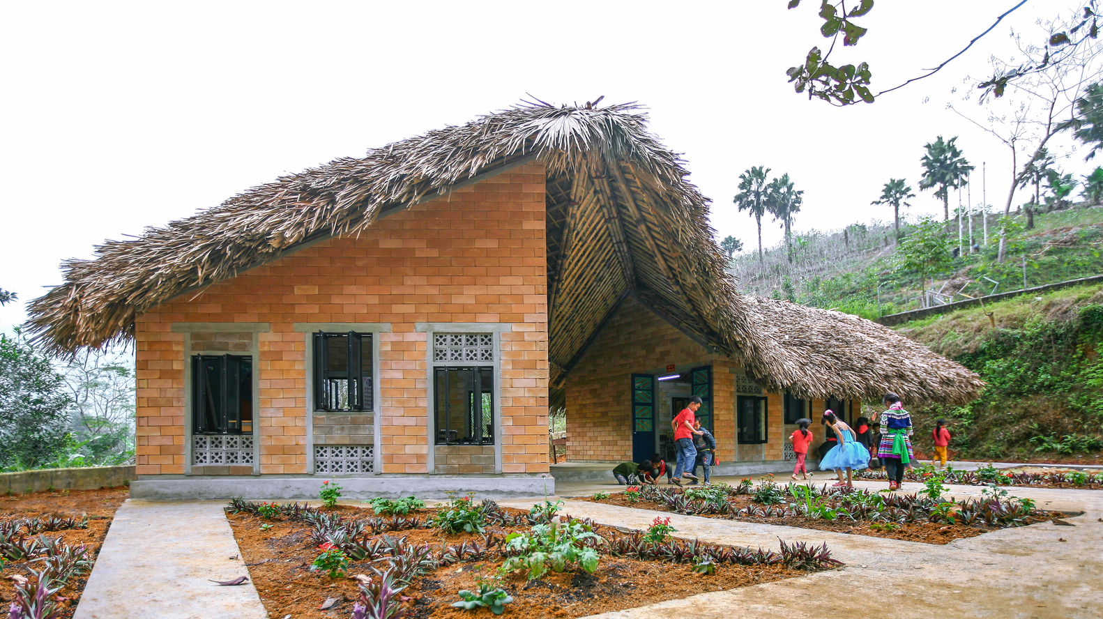 Hình ảnh trường tiểu học ở Bảo Yên, Lào Cai với mái lợp lá, tường gạch đỏ