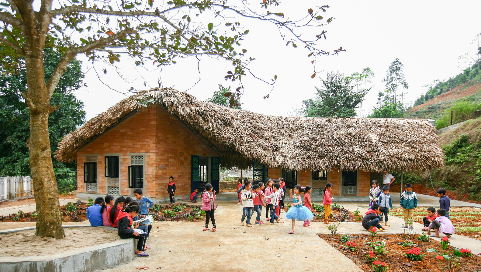 Hình ảnh toàn cảnh trường học mái lá, tường gạch đẹp ở Bảo Yên, Lào Cai