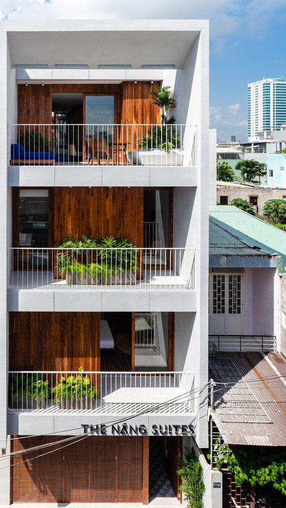 Hình ảnh toàn cảnh mặt tiền khách sạn Nắng  ở Đà Nẵng với gỗ ốp sẫm màu