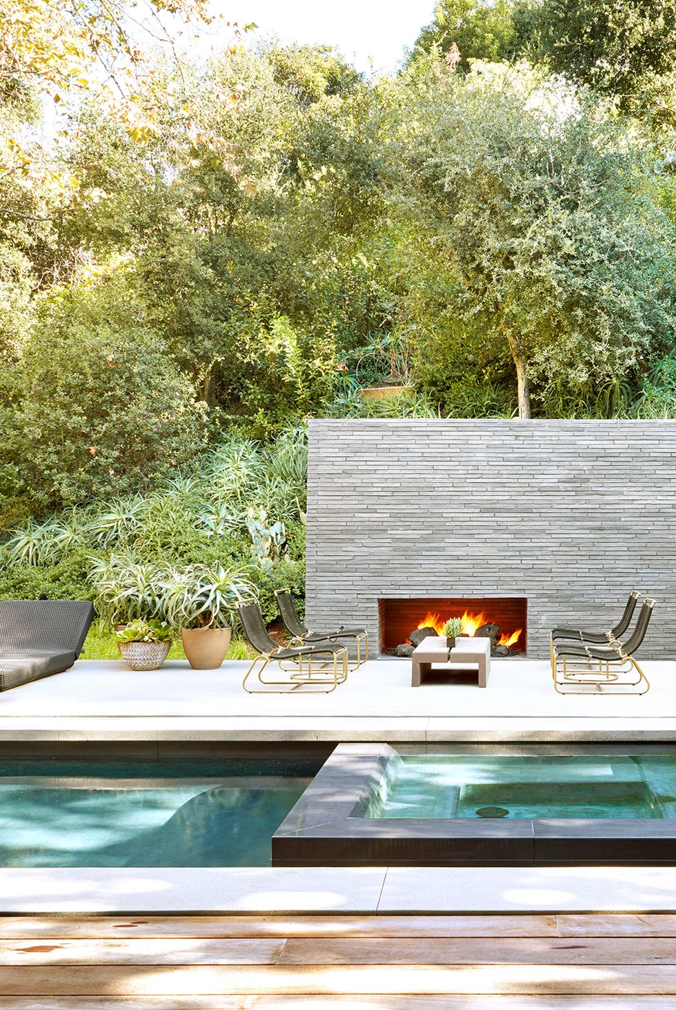 Hình ảnh bể bơi được thiết kế liền kề với spa tại nhà