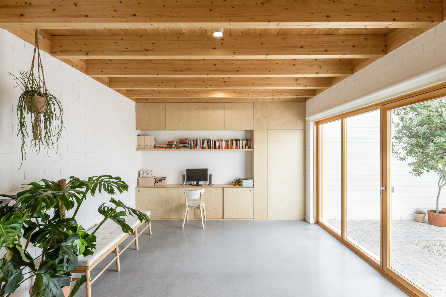 Nội thất Nhật - tối giản kết hợp hài hòa trong nhà 2 tầng ở Tây Ban Nha