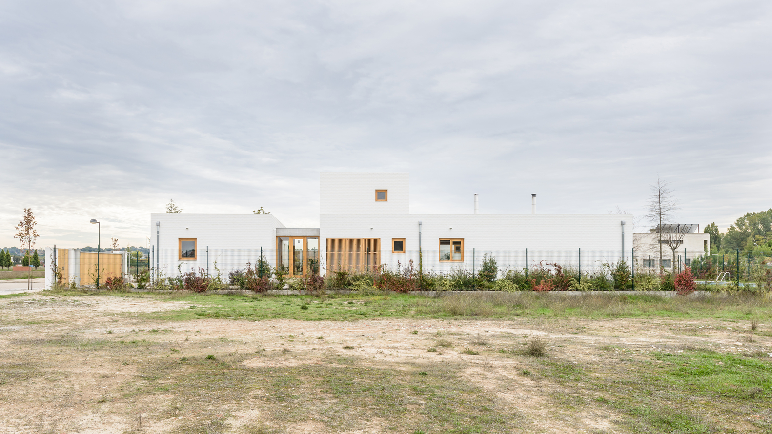 Hình ảnh toàn cảnh nhà 2 tầng tọa lạc trong một khu dân cư ở Laguna de Duero, gần thành phố Valladolid, Tây Ban Nha