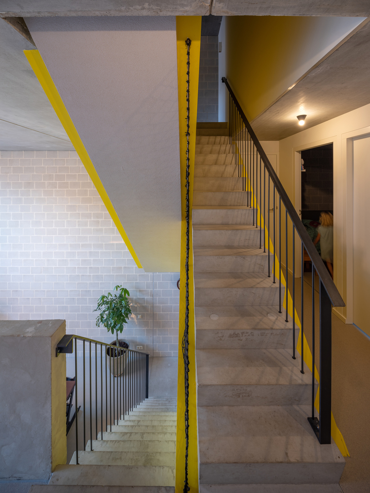 Hình ảnh cầu thang bê tông với điểm nhấn màu vàng chanh