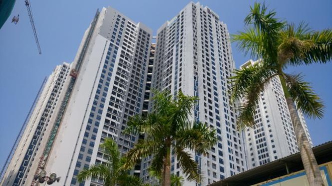 Hình ảnh cận cảnh khu chung cư gồm nhiều tòa nhà cao tầng màu xám ở TP.HCM