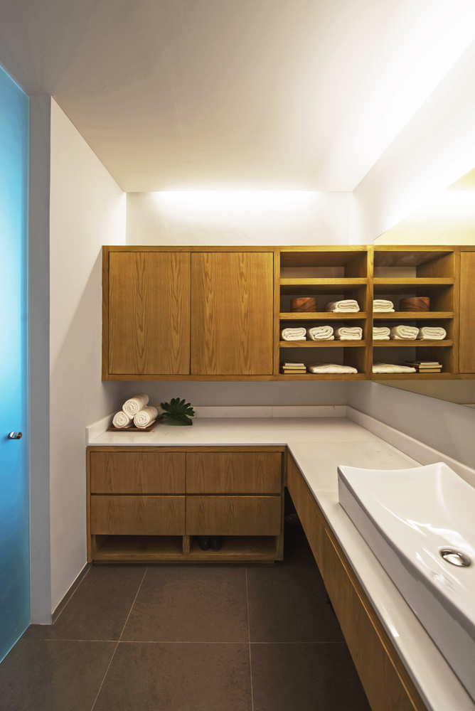 Hình ảnh một góc phòng tắm với hệ tủ gỗ lưu trữ được thiết kế khoa học