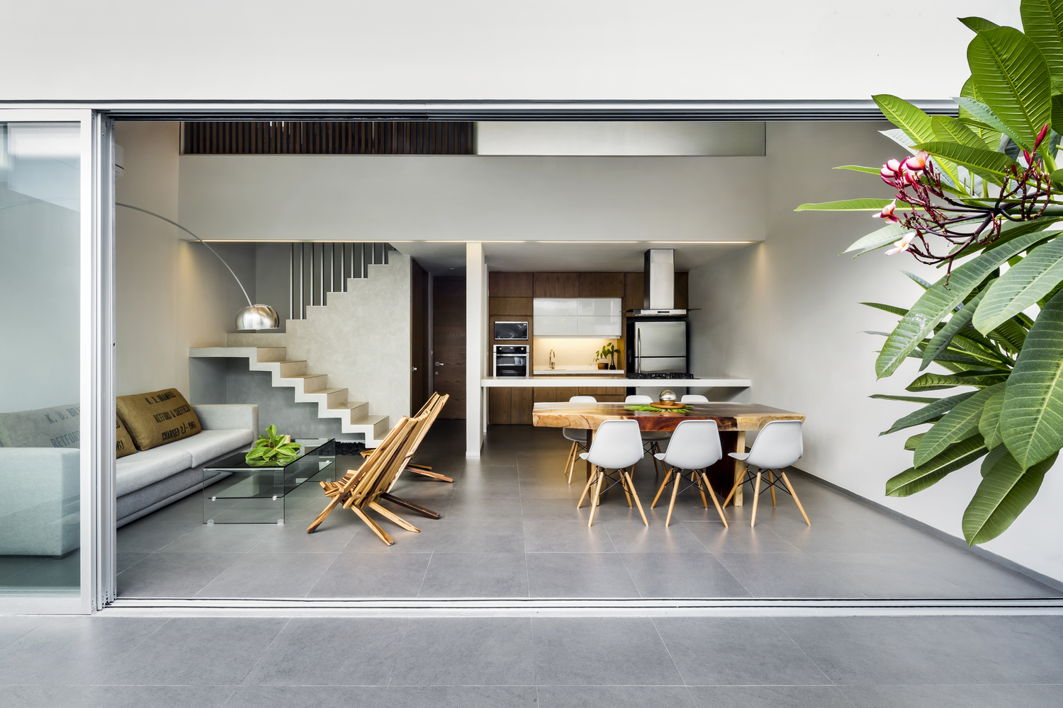 Hình ảnh toàn cảnh không gian bếp ăn và phòng khách được thiết liền kề trong cùng một không gian