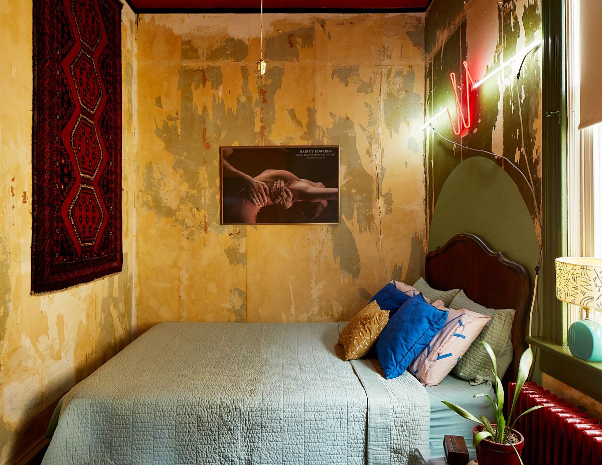 Hình ảnh phòng ngủ nhỏ phong cách chiết trung với tông màu xanh lá, vàng, đỏ kết hợp hài hòa