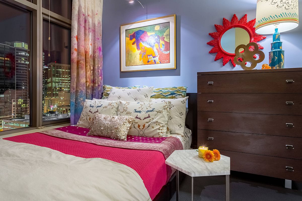 Hình ảnh phòng ngủ màu sắc tươi sáng với tường xanh da trời, ga gối màu hồng - trắng, rèm cửa màu tím nhạt