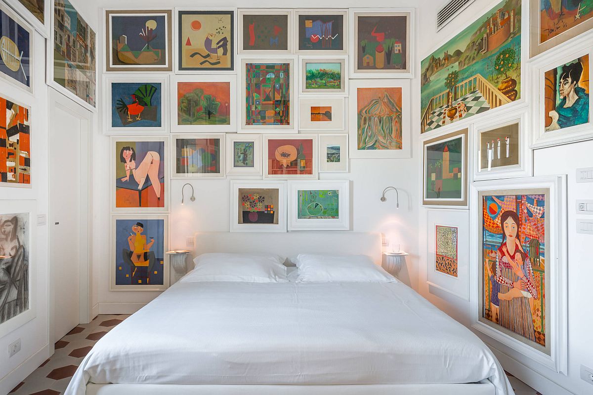 Hình ảnh phòng ngủ nhỏ màu trắng với tranh tường màu sắc bao bọc xung quanh