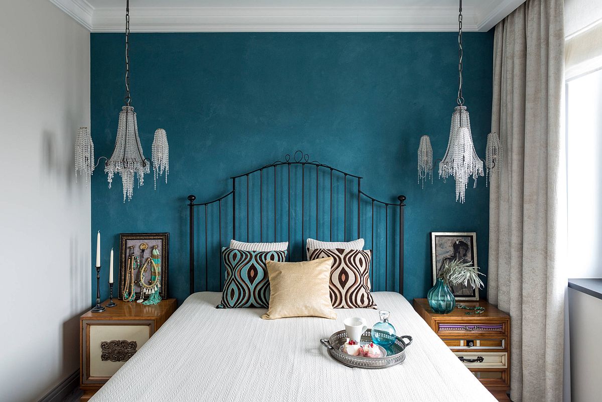 Hình ảnh phòng ngủ nhỏ với bức tường màu xanh dương đậm tạo điểm nhấn