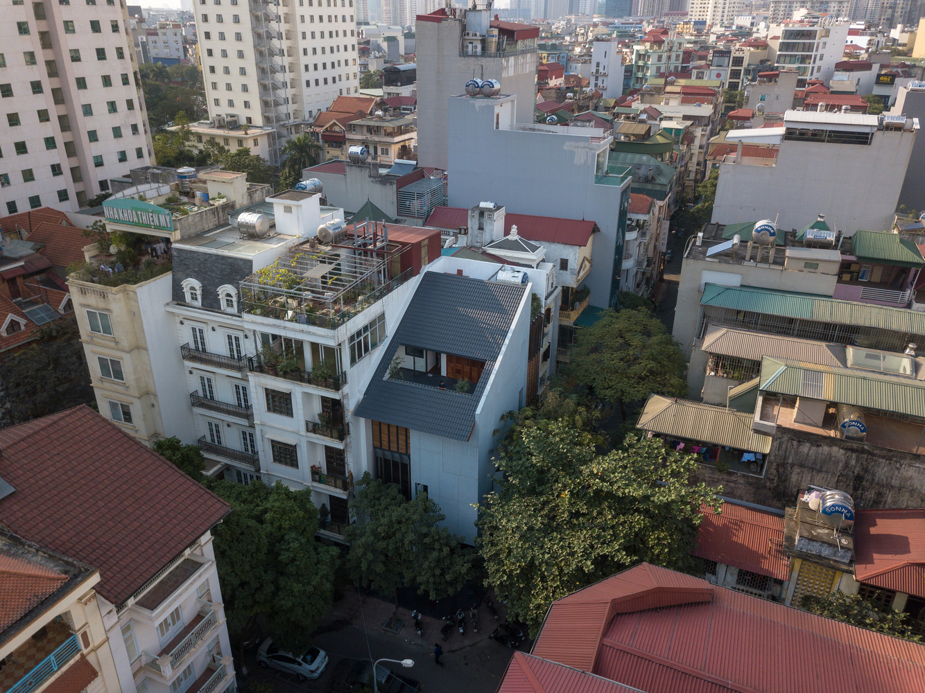 Hình ảnh ngôi nhà góc phố Hà Nội nhìn từ trên cao 