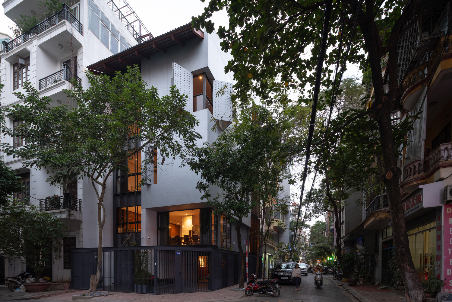 Hình ảnh cận cảnh mặt ngoài nhà phố 5 tầng ở Hà Nội